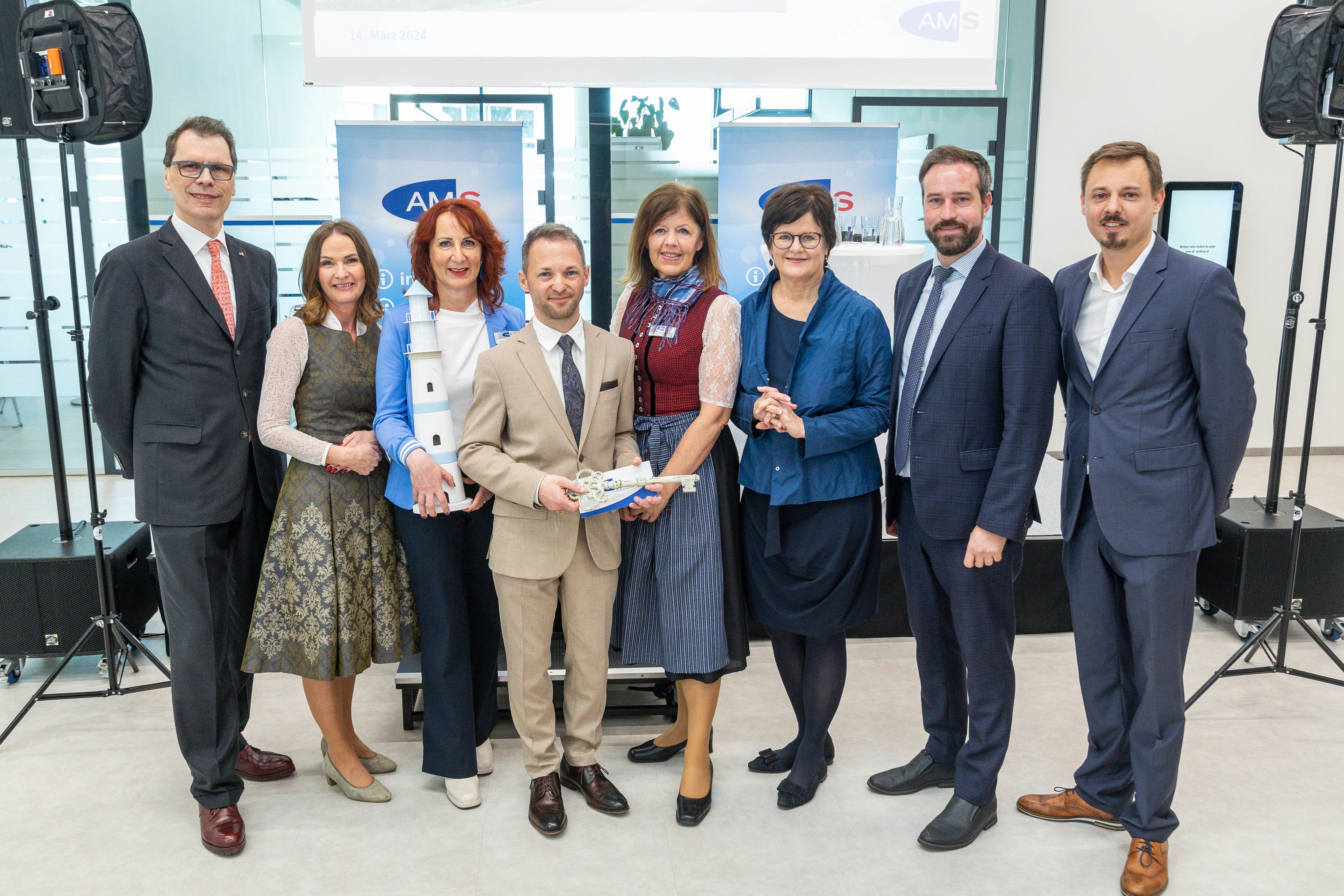 Ehrengäste bei der Eröffnungsfeier der AMS Regionalgeschäftsstelle Salzburg-Stadt