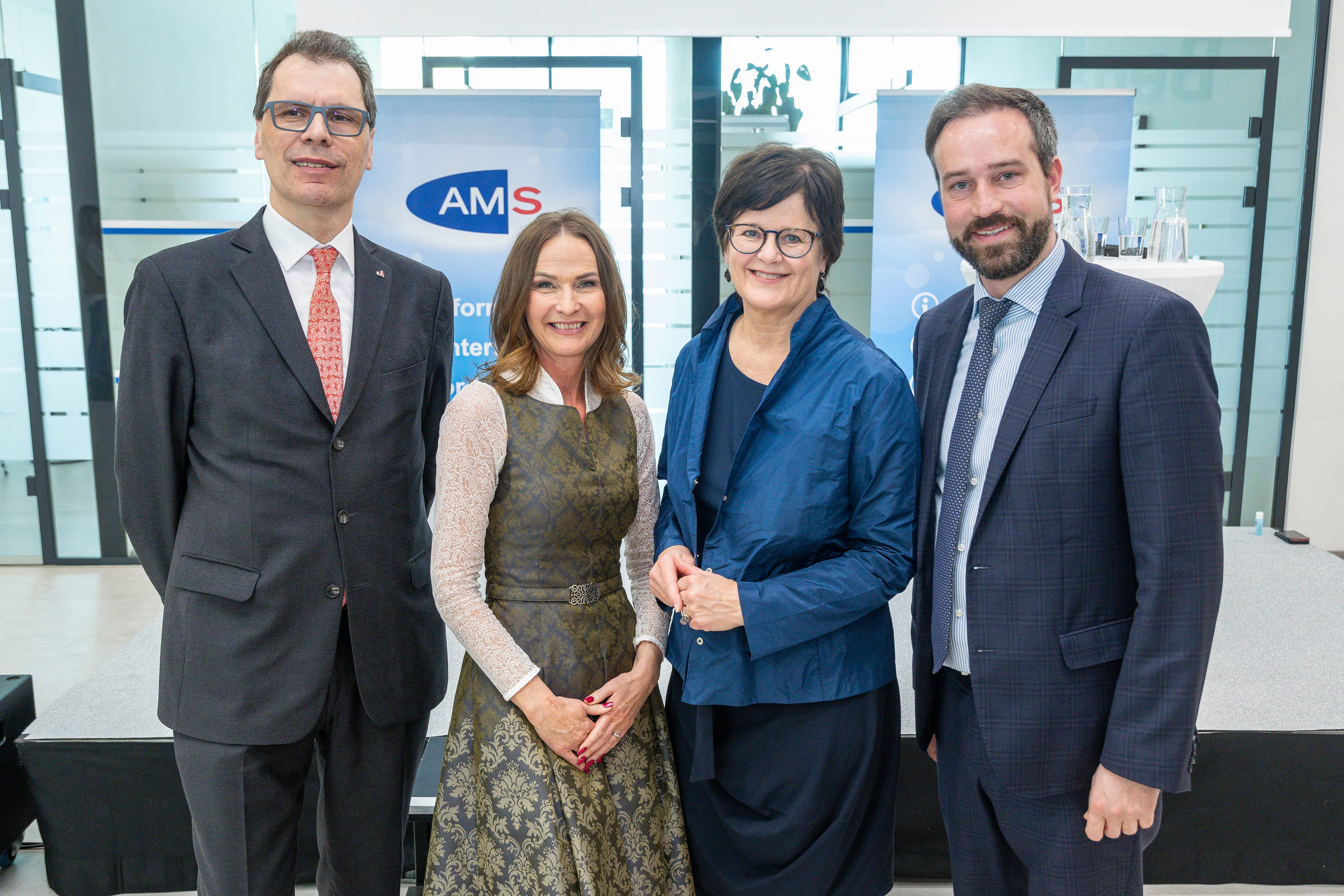 Ehrengäste bei der Eröffnungsfeier der AMS Regionalgeschäftsstelle Salzburg-Stadt
