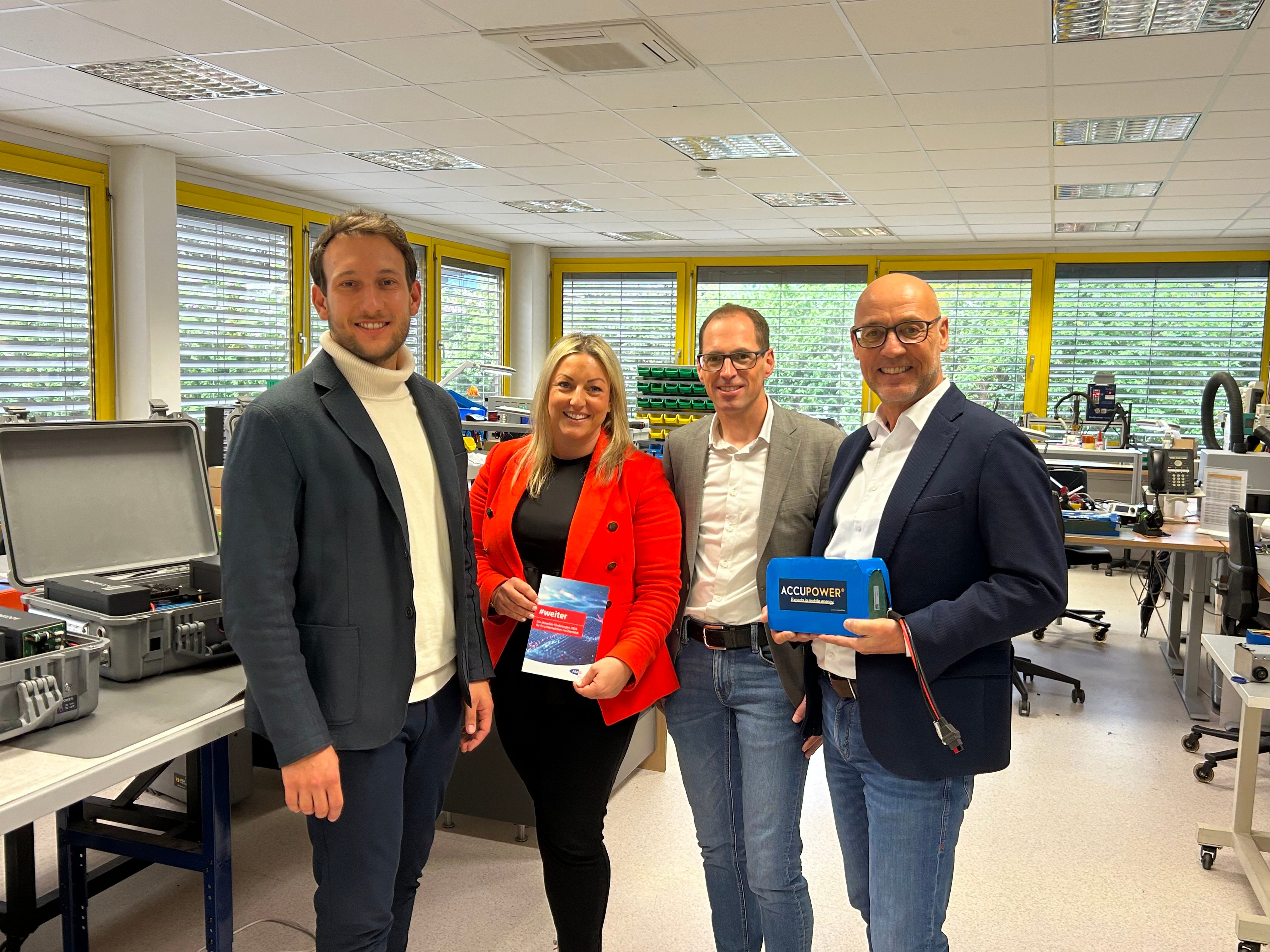 Betriebsbesuch bei ACCUPOWER in Graz, v.l.n.r.: Moritz Minarik, Bettina Haberler (beide ACCUPOWER), Helge Röder, Karl-Heinz Snobe (beide AMS Steiermark) (Copyright: AMS/Tauscher)