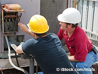 2 Bauarbeiter vor einem Sicherungskasten