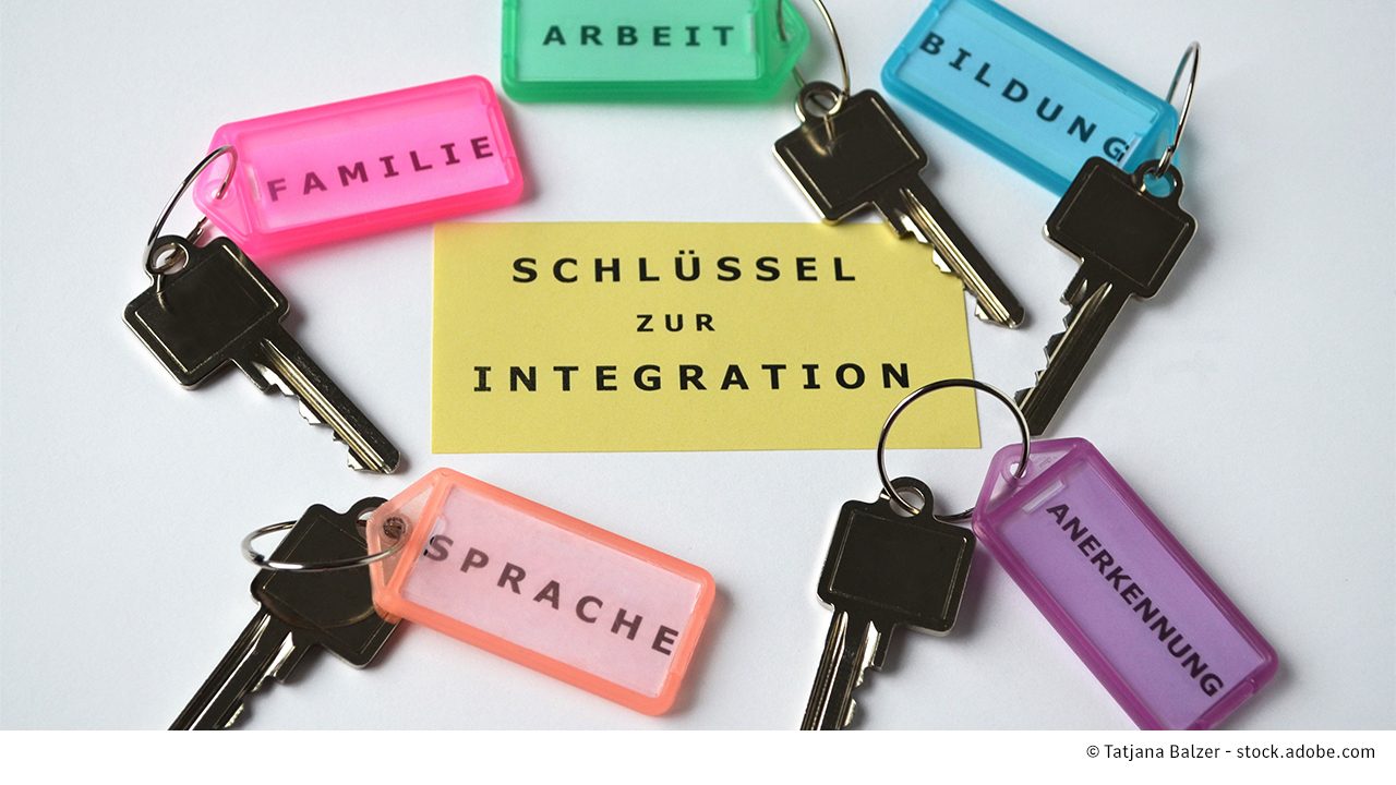 Symbolbild mehrere Schlüssel mit Textanhängern zum Thema Integration
